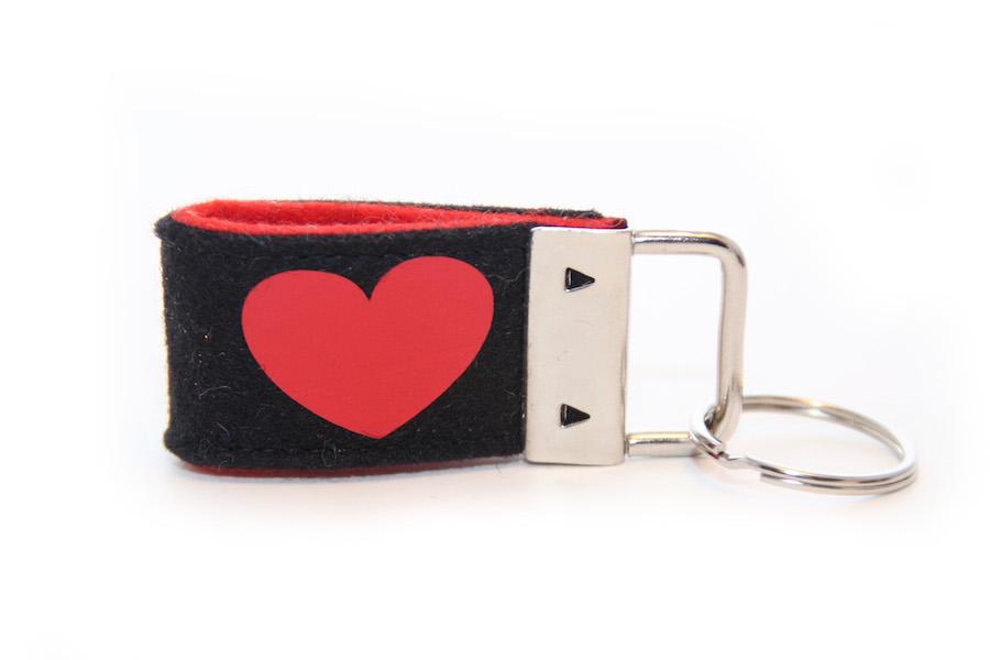 Mini Schlüsselanhänger aus Wollfilz mit Herz - schwarz rot